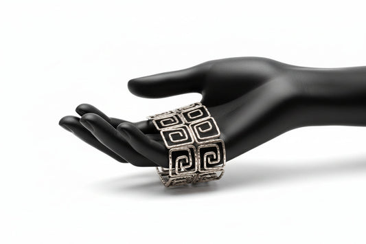 Geometric cuff