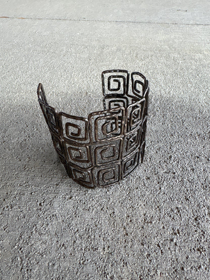 Geometric cuff